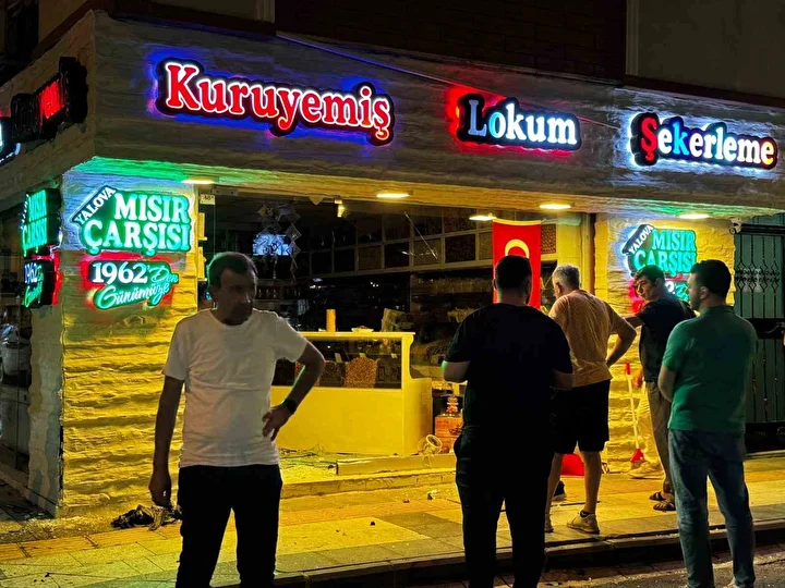 yalovada carpisan iki araba kuruyemis dukkanina girdi 3 TONlTkNY