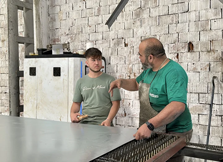 16 yaşında 'Yılın Çırağı' seçildi, gayesi 'Yılın Ahisi' olmak: Ustasından öğrendi artık kendi fabrikasını kuracak 3 16 yasinda yilin ciragi secildi gayesi yilin ahisi olmak ustasindan ogrendi artik kendi fabrikasini r9IKN3Xs