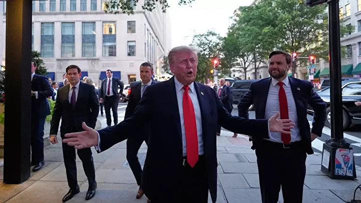 abd baskani donald trump gittigi restorandan neye ugradigini sasirdi bir kume aktivist filistin bayraklariyla
