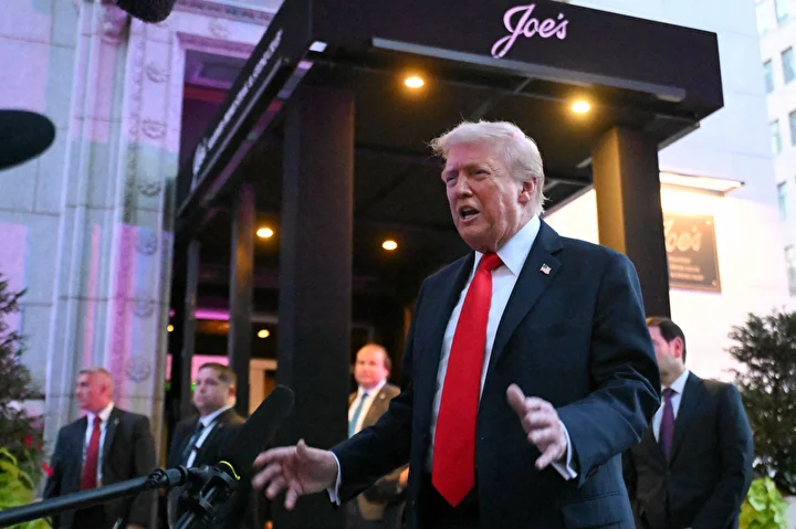 abd baskani donald trump gittigi restorandan neye ugradigini sasirdi bir kume aktivist filistin bayraklariyla cbCgfst2