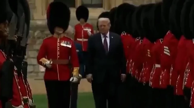abd baskani trump kraliyet protokolunu ihlal ederek kral charlesin onune gec L4rYkwzz.webp