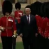 abd baskani trump kraliyet protokolunu ihlal ederek kral charlesin onune gecti vlFHWrXF.webp