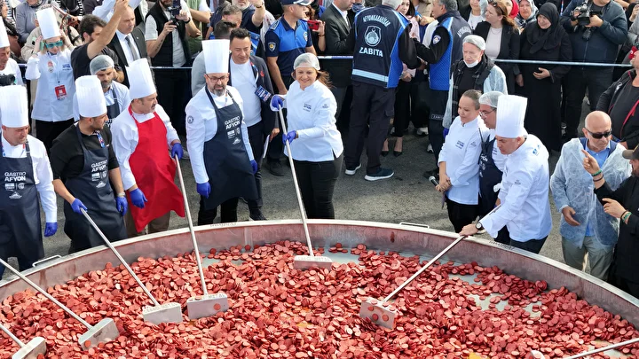 Afyonkarahisar'da dünya rekoru kırıldı: 1930 kilo yükündeki sucuklu yumurta Guinness Rekorlar Kitabı’na girdi 4 afyonkarahisarda dunya rekoru kirildi 1930 kilo yukundeki sucuklu yumurta guinness rekorlar kitabina girdi 3 ggpa9vXA