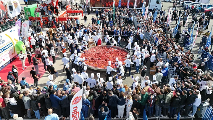 Afyonkarahisar'da dünya rekoru kırıldı: 1930 kilo yükündeki sucuklu yumurta Guinness Rekorlar Kitabı’na girdi 5 afyonkarahisarda dunya rekoru kirildi 1930 kilo yukundeki sucuklu yumurta guinness rekorlar kitabina girdi 4 wg4FsUhS