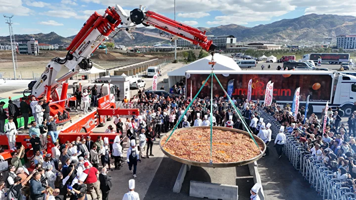 Afyonkarahisar'da dünya rekoru kırıldı: 1930 kilo yükündeki sucuklu yumurta Guinness Rekorlar Kitabı’na girdi 6 afyonkarahisarda dunya rekoru kirildi 1930 kilo yukundeki sucuklu yumurta guinness rekorlar kitabina girdi 5