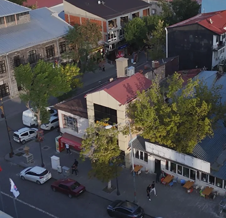 agaclar kesilmesin diye catiyi delerek korudular kafenin ortasinda kaldi 5 1SHEpAp5