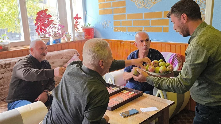 agaclar kesilmesin diye catiyi delerek korudular kafenin ortasinda kaldi 6 vyjELttk