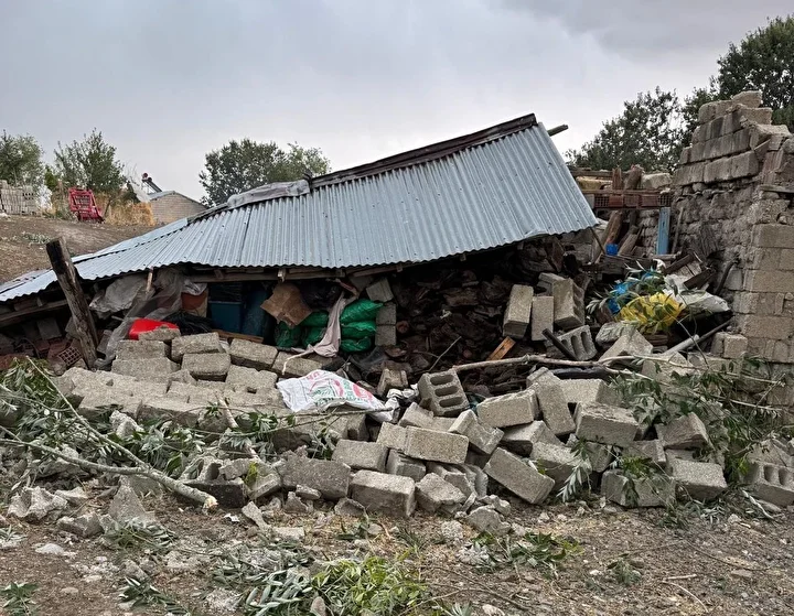 agrida firtina catilari ucurdu konutlar ve ahirlar ziyan gordu 0 Jhtrr3ad