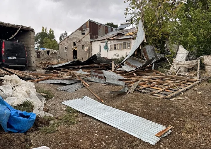 agrida firtina catilari ucurdu konutlar ve ahirlar ziyan gordu 2 DEbJYS5Y