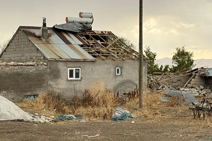 agrida firtina catilari ucurdu konutlar ve ahirlar ziyan gordu 4 bktTTX8v