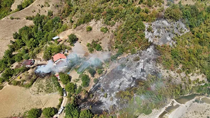ahsap meskenden ormanlik alana sicrayan yangin denetim altina alindi 0