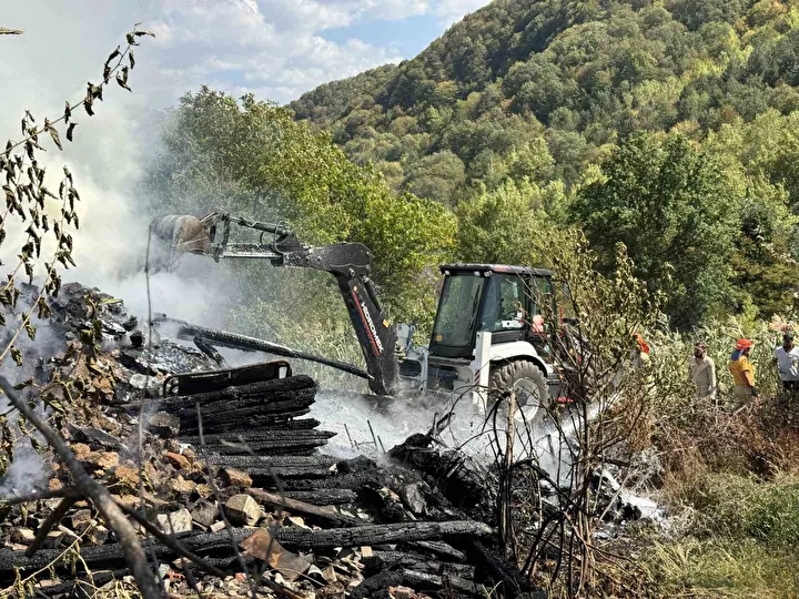 ahsap meskenden ormanlik alana sicrayan yangin denetim altina alindi 2 V3KKEGQc