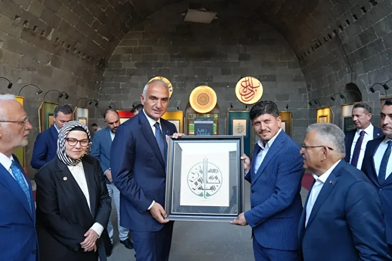 albayrak kumesinin dil i mutlak cizgi yapitlari standi kayseride sanatseverlerle bulustu 0 CCJfKZmb