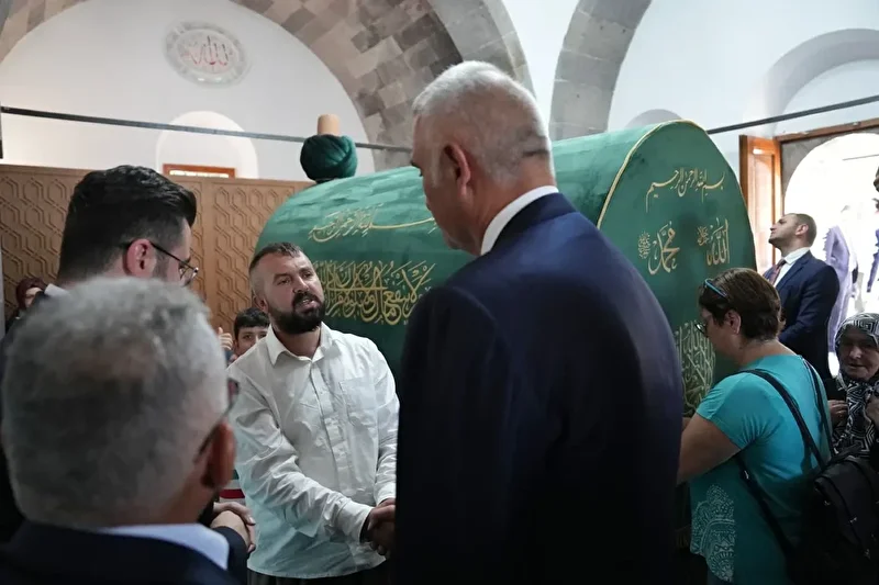 albayrak kumesinin dil i mutlak cizgi yapitlari standi kayseride sanatseverlerle bulustu 3 55C7rVCM