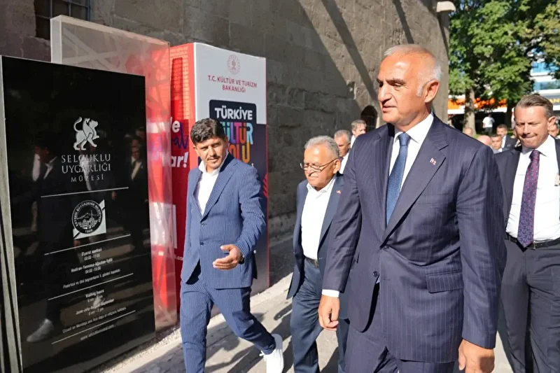 albayrak kumesinin dil i mutlak cizgi yapitlari standi kayseride sanatseverlerle bulustu 4 gATFMs7Q