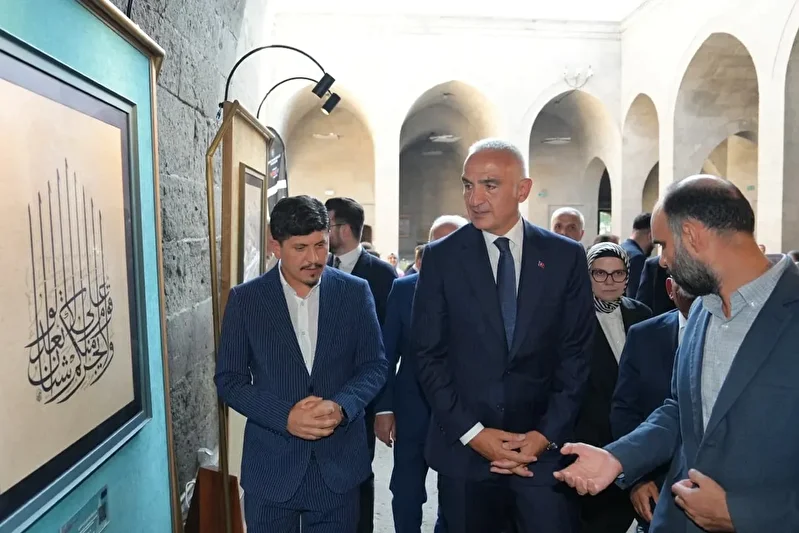 albayrak kumesinin dil i mutlak cizgi yapitlari standi kayseride sanatseverlerle bulustu 5 MUyhlllJ