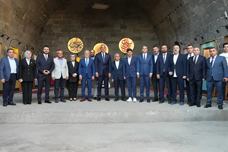 albayrak kumesinin dil i mutlak cizgi yapitlari standi kayseride sanatseverlerle bulustu 7 mLLKqKE3
