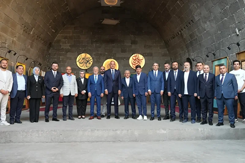 albayrak kumesinin dil i mutlak cizgi yapitlari standi kayseride sanatseverlerle bulustu 8 zKgSIaTG