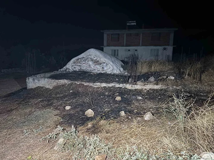 alevlerin ortasinda kalan mahallede sogutma calismalari gece boyunca devam etti 1 sUGw3Sz3