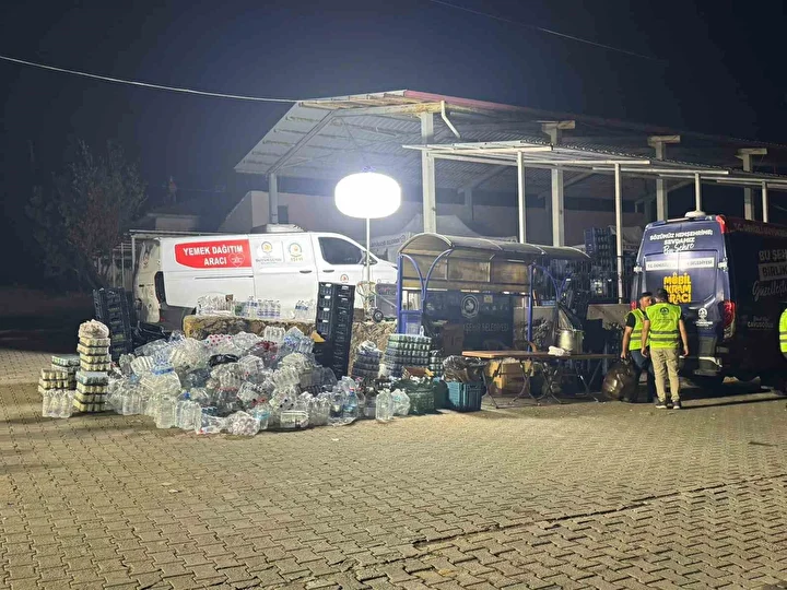 alevlerin ortasinda kalan mahallede sogutma calismalari gece boyunca devam etti 3 jaR2juZZ