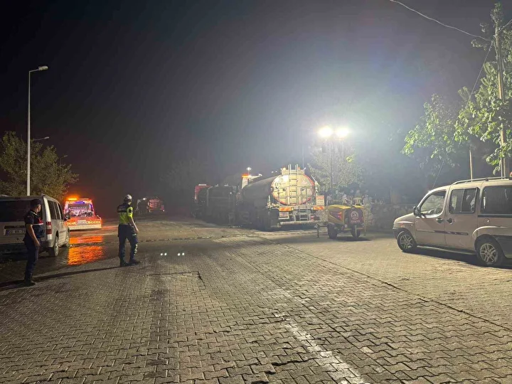 alevlerin ortasinda kalan mahallede sogutma calismalari gece boyunca devam etti 4 ujUNaRfJ