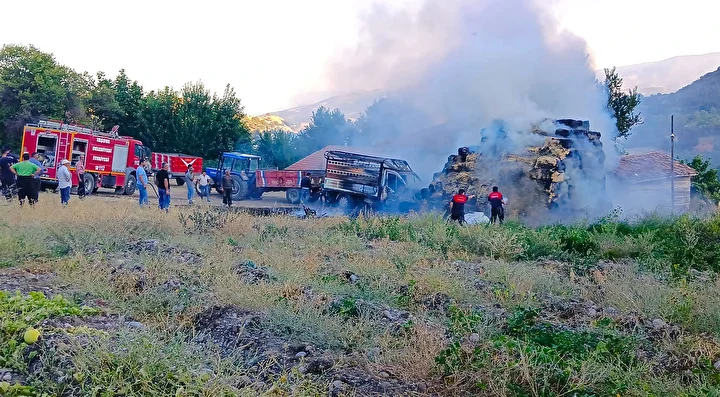 Amasya'da çıkan yangında bin balya saman ve bir araç kullanılamaz hale geldi 1 amasyada cikan yanginda bin balya saman ve bir arac kullanilamaz hale geldi 0 yFkuOy7N