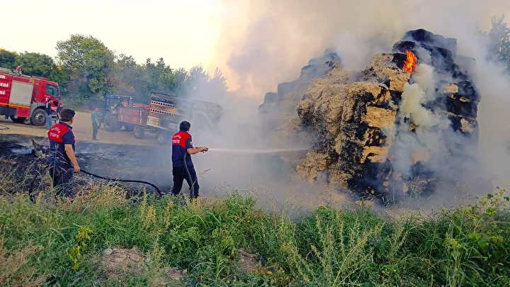 Amasya'da çıkan yangında bin balya saman ve bir araç kullanılamaz hale geldi 2 amasyada cikan yanginda bin balya saman ve bir arac kullanilamaz hale geldi 1 vGkEGv99
