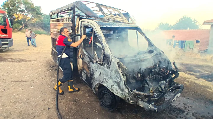 Amasya'da çıkan yangında bin balya saman ve bir araç kullanılamaz hale geldi 3 amasyada cikan yanginda bin balya saman ve bir arac kullanilamaz hale geldi 2 iakk66fm