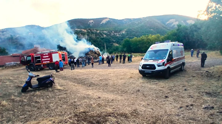 Amasya'da çıkan yangında bin balya saman ve bir araç kullanılamaz hale geldi 5 amasyada cikan yanginda bin balya saman ve bir arac kullanilamaz hale geldi 4 i3fIAmfq