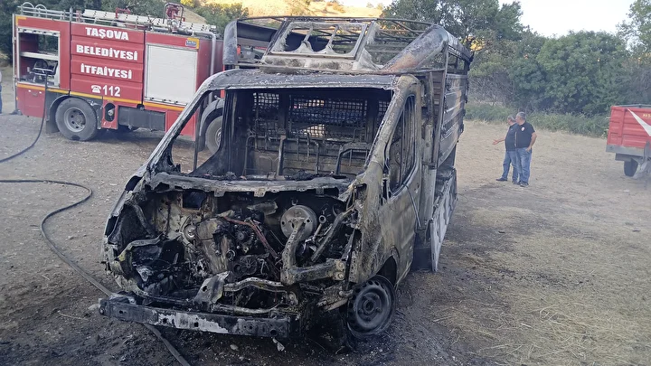 Amasya'da çıkan yangında bin balya saman ve bir araç kullanılamaz hale geldi 7 amasyada cikan yanginda bin balya saman ve bir arac kullanilamaz hale geldi 6 YXS86Hhr