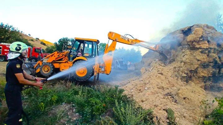 Amasya'da çıkan yangında bin balya saman ve bir araç kullanılamaz hale geldi 9 amasyada cikan yanginda bin balya saman ve bir arac kullanilamaz hale geldi 8 XD7ncFQR