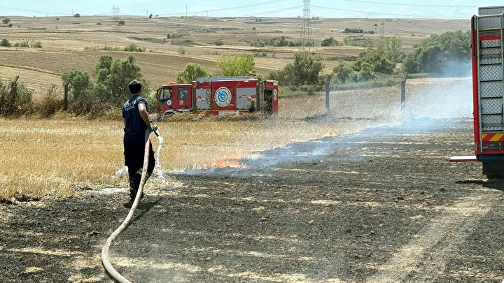 Anız yangınında alevler fabrikaya sıçramadan söndürüldü 4 aniz yangininda alevler fabrikaya sicramadan sonduruldu 3 nDgQLTTp