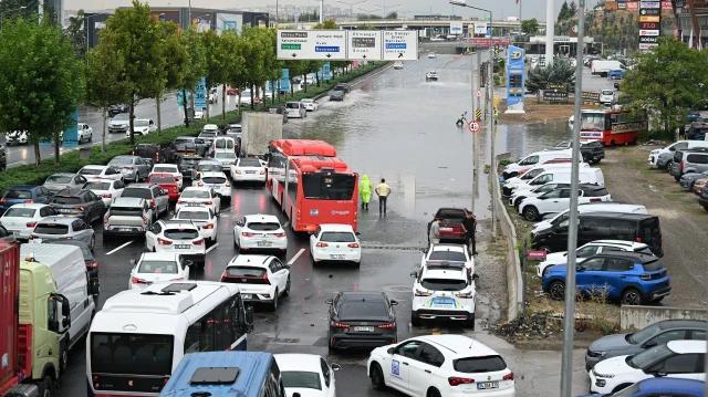 ankarada saganak hayati felc etti yollar ve sokaklar gole dondu DU6TCdI5.webp
