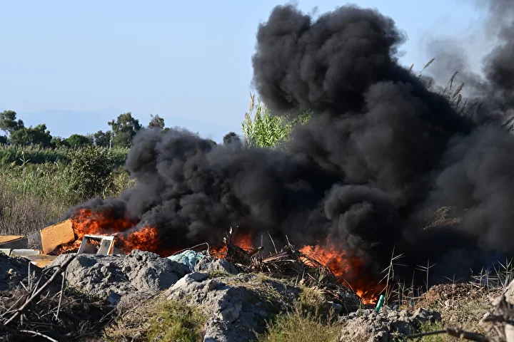 antalyada cop ve molozlarin oldugu alanda cikan yangin sonduruldu 3 UeNWpvhp