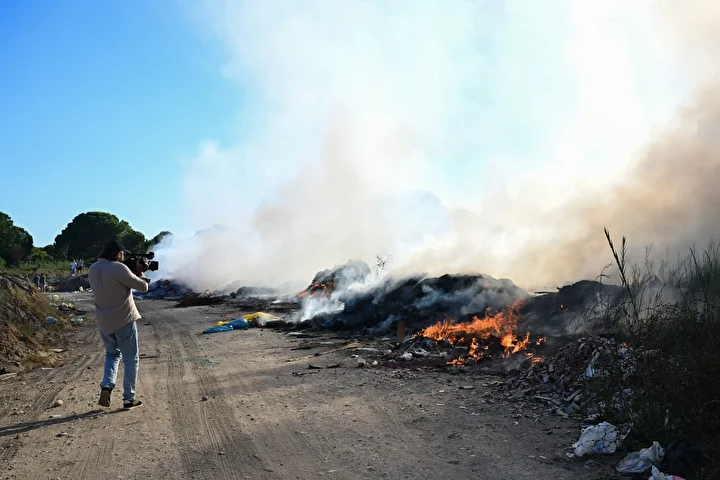 antalyada cop ve molozlarin oldugu alanda cikan yangin sonduruldu 9