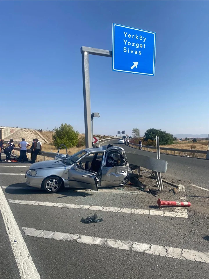 araba bariyerlere carpti bir kisi oldu dort kisi yaralandi 0 eq5i1Utb