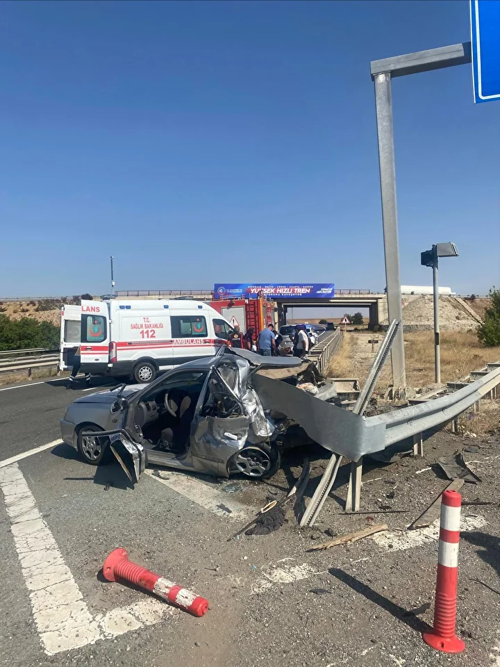araba bariyerlere carpti bir kisi oldu dort kisi yaralandi 1 qgkYwEVJ