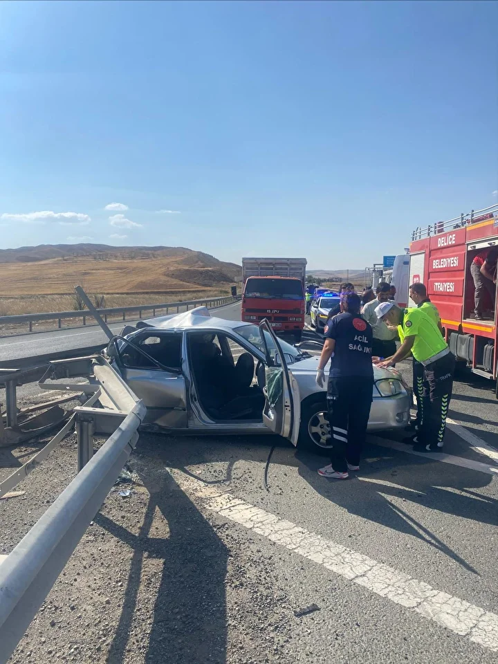 araba bariyerlere carpti bir kisi oldu dort kisi yaralandi 2 mI16VXGk