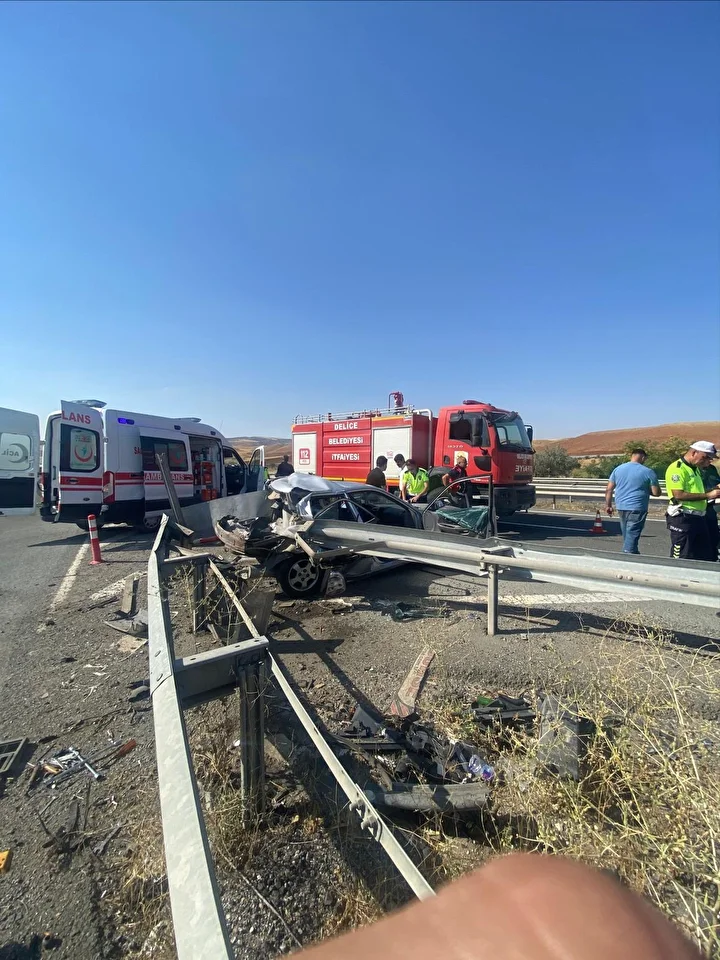 araba bariyerlere carpti bir kisi oldu dort kisi yaralandi 3 RP2FiIPc