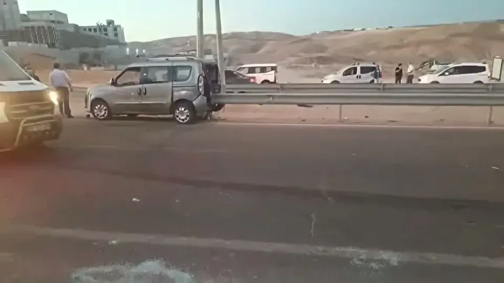 Araba ile hafif ticari araç çarpıştı: 1 yaralı 1 araba ile hafif ticari arac carpisti 1 yarali 0 m6aGXeO3