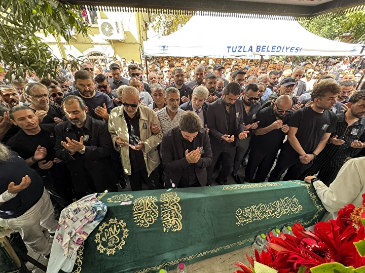 Arabeskin sevilen ismi Güllü son seyahatine uğurlandı: Kızı Tuyan Ülkem'in yürek yakan feryadı 3 arabeskin sevilen ismi gullu son seyahatine ugurlandi kizi tuyan ulkemin yurek yakan feryadi 2 4M5fPBwj