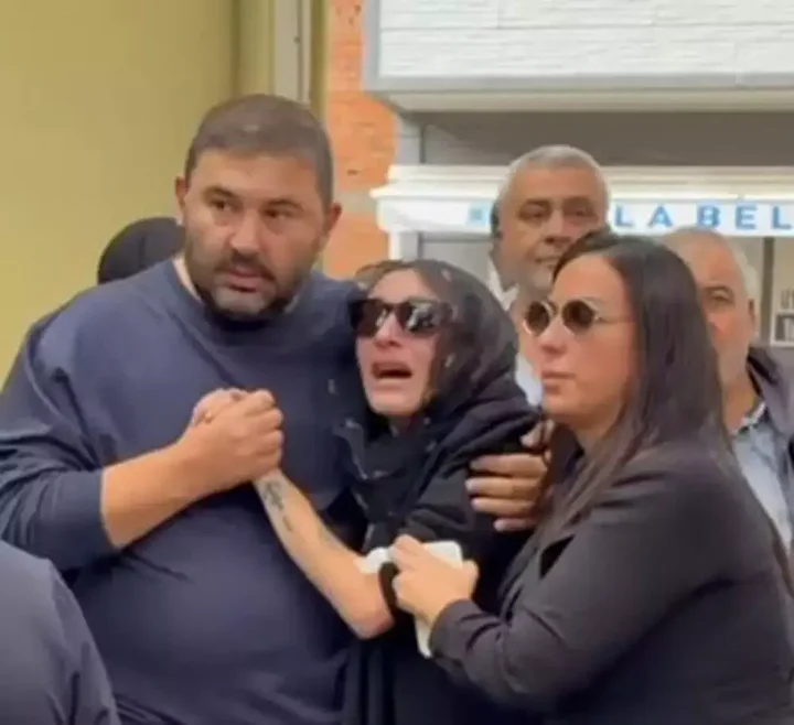 Arabeskin sevilen ismi Güllü son seyahatine uğurlandı: Kızı Tuyan Ülkem'in yürek yakan feryadı 4 arabeskin sevilen ismi gullu son seyahatine ugurlandi kizi tuyan ulkemin yurek yakan feryadi 3 dFmw9F92