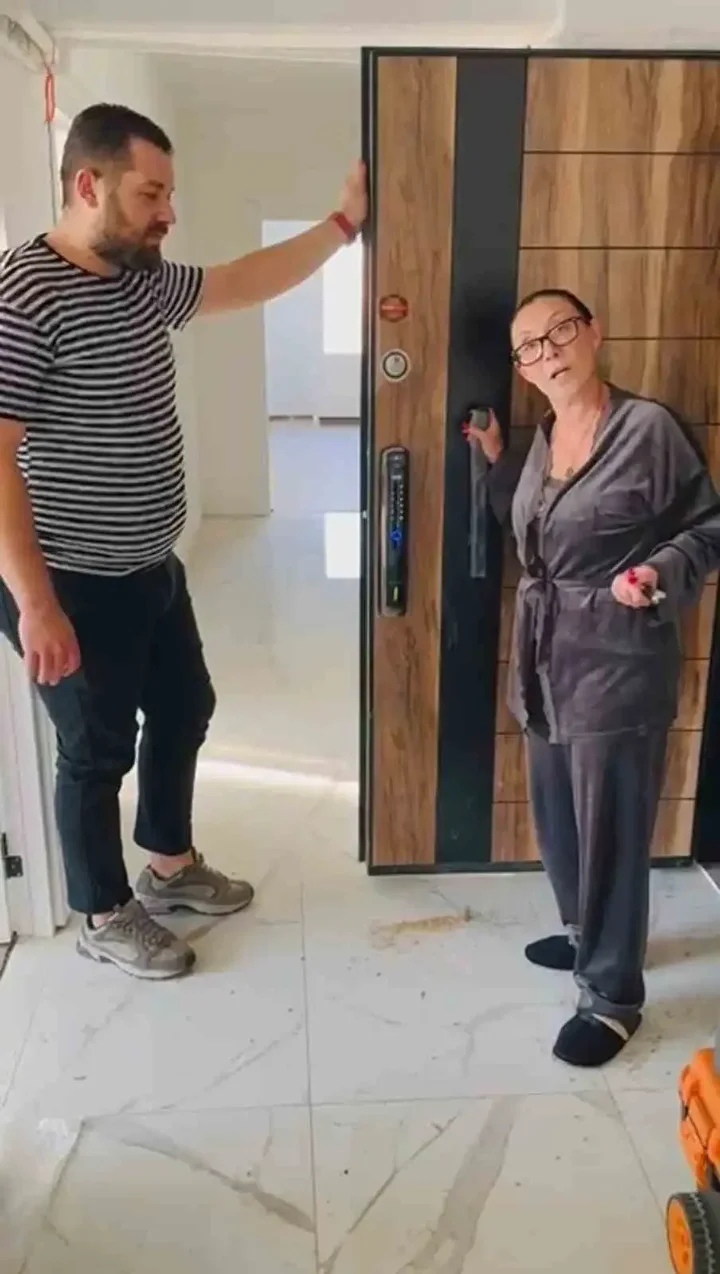Arabeskin sevilen ismi Güllü son seyahatine uğurlandı: Kızı Tuyan Ülkem'in yürek yakan feryadı 5 arabeskin sevilen ismi gullu son seyahatine ugurlandi kizi tuyan ulkemin yurek yakan feryadi 4 Ms5lP1F7