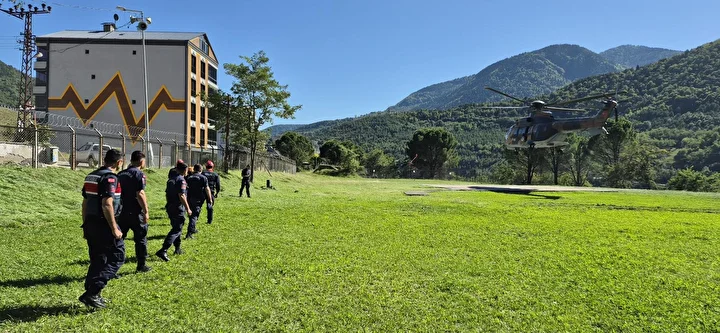 artvinde sel ve heyelan nedeniyle camilide mahsur kalan turistler helikopterlerle tahliye edildi 0 b4i4lvrJ