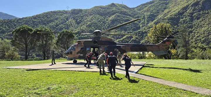 artvinde sel ve heyelan nedeniyle camilide mahsur kalan turistler helikopterlerle tahliye edildi 1 YpuynyEY