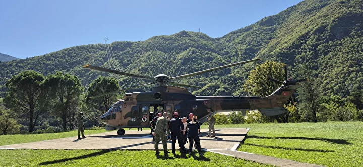 artvinde sel ve heyelan nedeniyle camilide mahsur kalan turistler helikopterlerle tahliye edildi 2