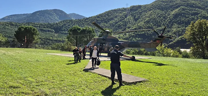 artvinde sel ve heyelan nedeniyle camilide mahsur kalan turistler helikopterlerle tahliye edildi 3 CFKdKV56