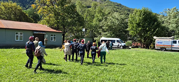 artvinde sel ve heyelan nedeniyle camilide mahsur kalan turistler helikopterlerle tahliye edildi 4
