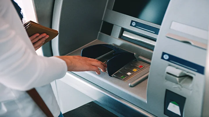 ATM’lerde yeni devir: 6 bankadan büyük kolaylık artık masraf ve kurul kesintisi yok 2 atmlerde yeni devir 6 bankadan buyuk kolaylik artik masraf ve kurul kesintisi yok 1 iBhbGbpZ