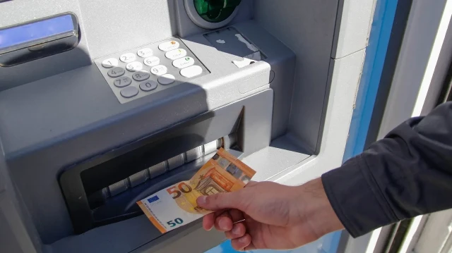 ATM’lerde yeni kısıtlama: Vatandaş eli boş dönüyor atmlerde yeni kisitlama vatandas eli bos donuyor lqQMWG71.webp